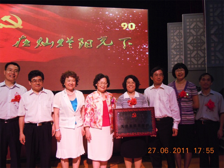 中评协贺邦靖会长（左四）、刘萍秘书长（左三）等领导与我公司获得表彰的人员合影